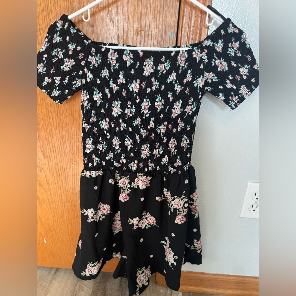 Mimi Chica cap petal sleeve romper size SM Blue w floral pattern
